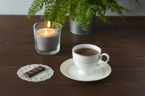 Λαχταριστή σοκολάτα με ωραίο καφέ το πρωί, στο ξύλινο τραπέζι - Φωτογραφία, εικόνα