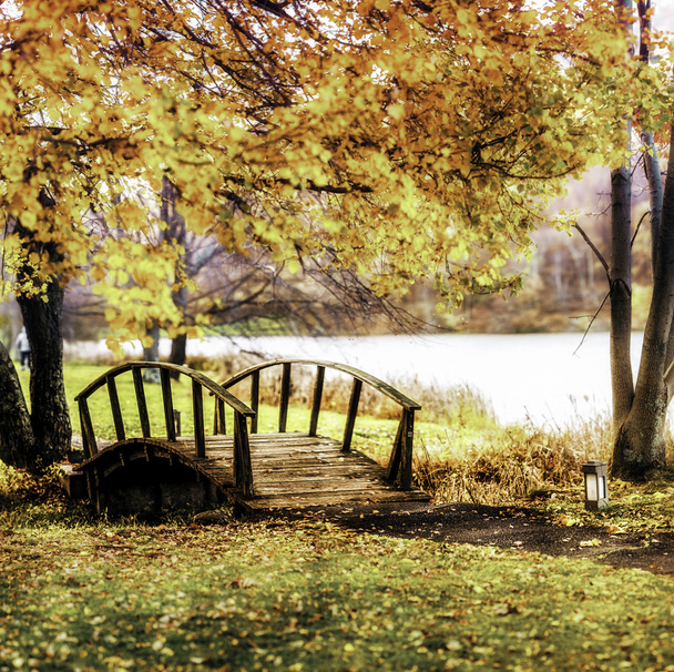 drewniany most na jesieni - Zdjęcie, obraz