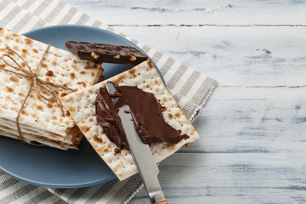 Matzah ψωμί με κρέμα σοκολάτας και μαχαίρι - Φωτογραφία, εικόνα