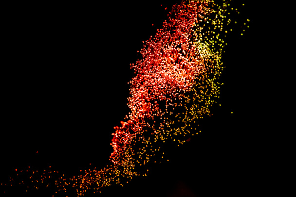 gloeiende rode glasvezel op donkere achtergrond, ziet eruit als vuurwerk - Foto, afbeelding