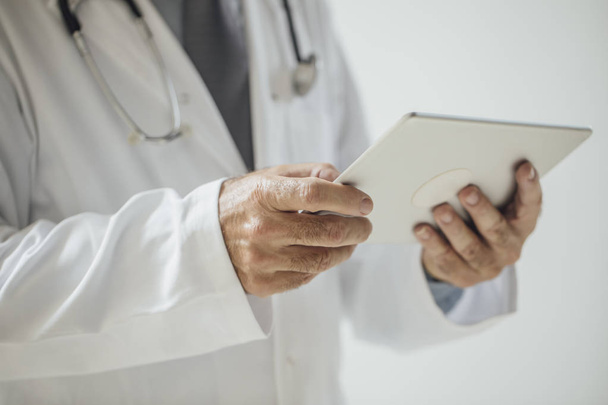 Doctor Holding Tablet - Fotoğraf, Görsel