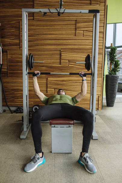 Man Workingoutat Gym - Zdjęcie, obraz
