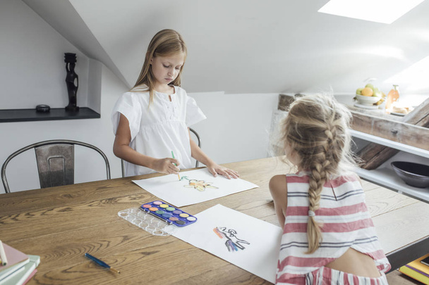 Sisters Drawing Together - Foto, Imagen