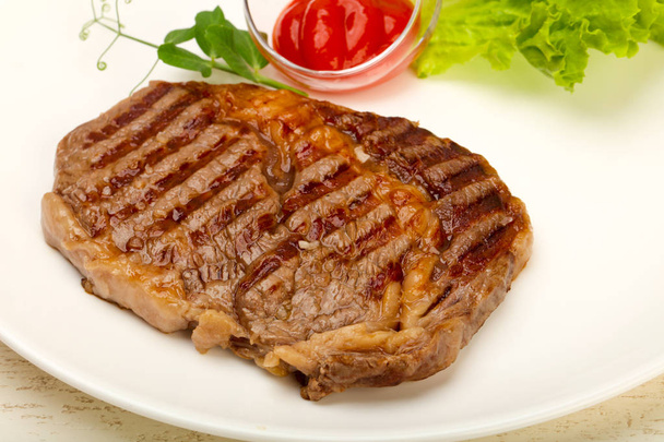 Steak aux côtes levées grillé avec sauce
 - Photo, image