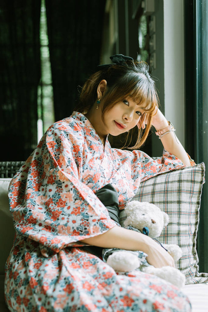 Lifestyle series : Femme asiatique en yukata, kimono d'été décontracté, dans un café - Photo, image