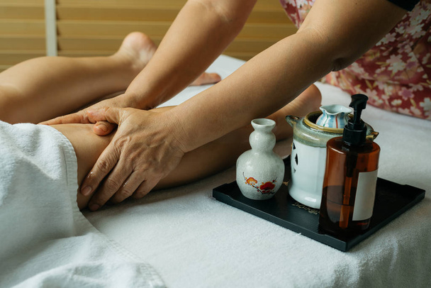 Série de massages aromathérapie : Massage des jambes
 - Photo, image