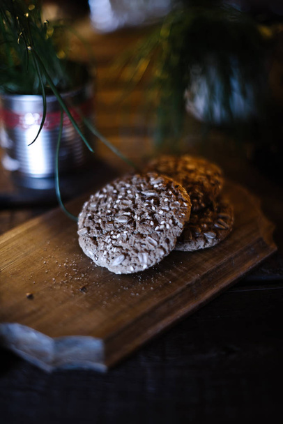 Домашнє печиво на дерев'яному старому тлі
. - Фото, зображення