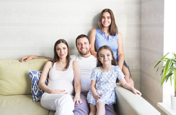 Imádnivaló, fiatal család átfogó nappali - Fotó, kép