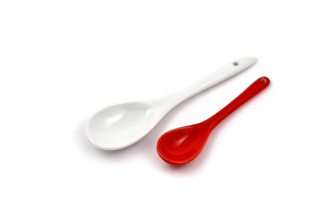Cucchiaio di ceramica immagini stock. Cucchiaio asiatico in ceramica su sfondo bianco. Cucchiaio rosso e bianco
 - Foto, immagini