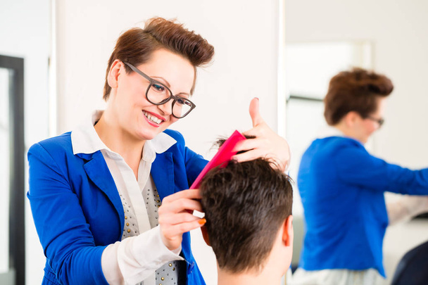 Kadeřnice stříhat vlasy člověka v holičství - Fotografie, Obrázek