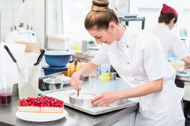 Жінки в кондитерському магазині пекарні роблять пироги та торти
 - Фото, зображення