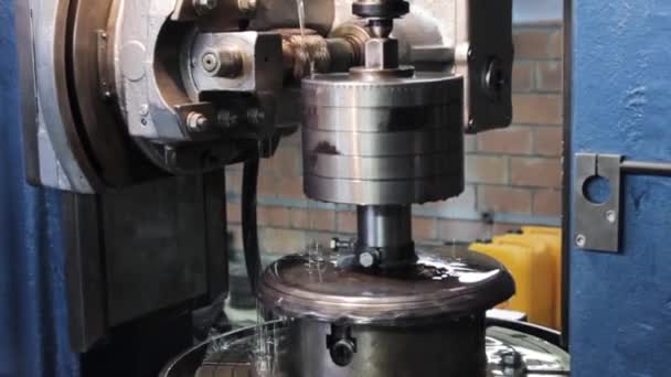 machine de découpe d'engrenages sur l'usine
 - Séquence, vidéo