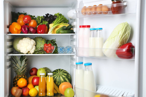 Ανοιχτό ψυγείο γεμάτο λαχανικά και φρούτα - Φωτογραφία, εικόνα