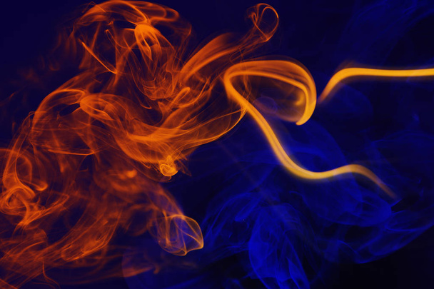 fondo abstracto con elementos de color. Elementos abstractos naranja y azul sobre fondo negro. Concepto de fuego y hielo. Fondo abstracto para el diseño, embalaje, cubierta y papel pintado web
 - Foto, imagen