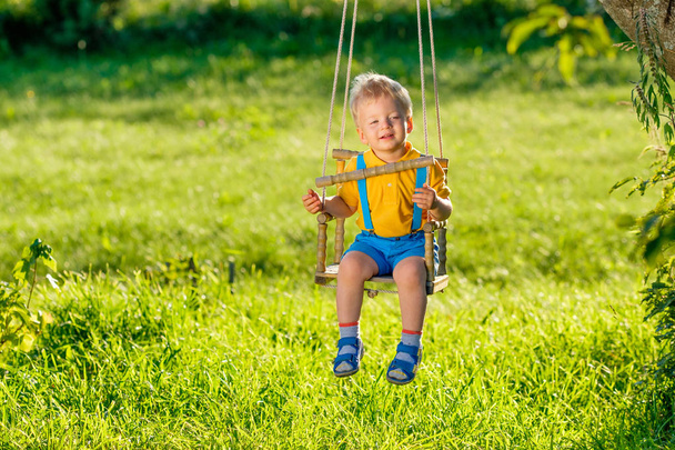Retrato de criança balançando ao ar livre
 - Foto, Imagem