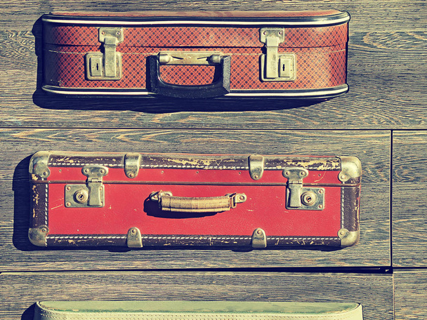 木の板に古いレトロなヴィンテージ スーツケース小型スーツケース。休暇道および旅行の方法で収集収集。背景テクスチャ - 写真・画像