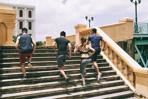 Běžci s trénink venku: běží nahoru po schodech - Fotografie, Obrázek