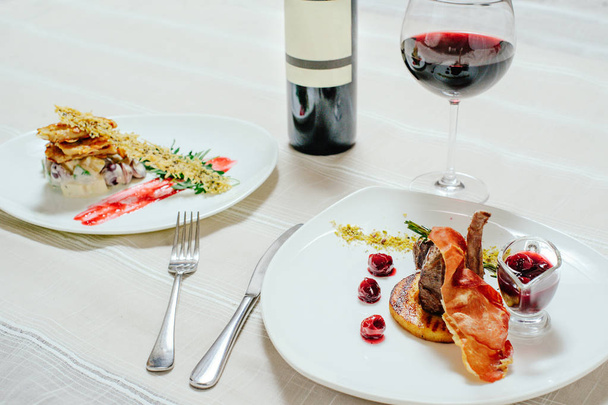 elegante ternera apetitosa con salsa de cereza y pavo con Migdal
 - Foto, Imagen