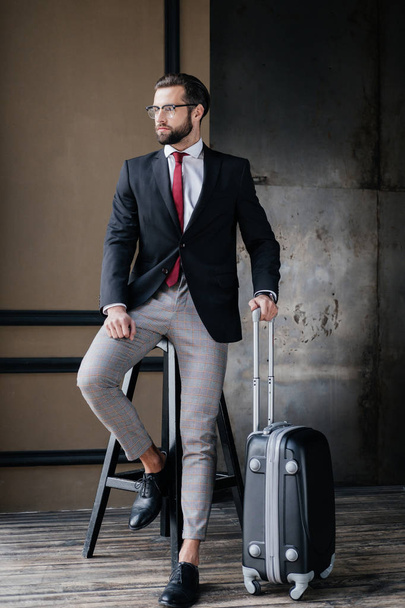 bonito homem de negócios elegante com bagagem pronta para viagem de negócios
 - Foto, Imagem