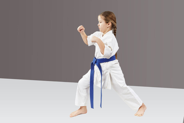 Karategi içinde sporcumuz bir karate rafa duruyor. - Fotoğraf, Görsel