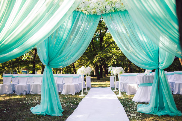 Arco de boda de color menta con flores. Vista trasera
. - Foto, imagen