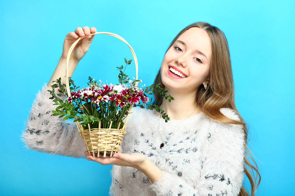 Chica con una cesta de flores
  - Foto, imagen