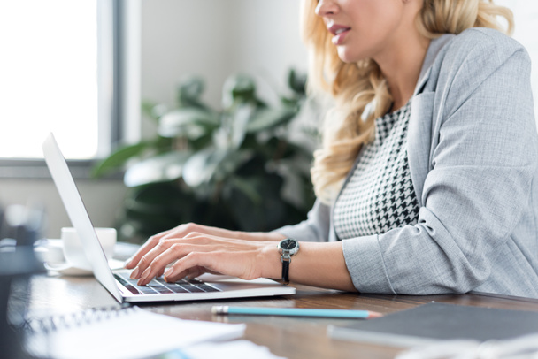cropped image of businesswoman using laptop at work - Foto, Imagen