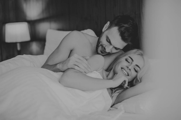 Miłości para na łóżku w sypialni - Zdjęcie, obraz