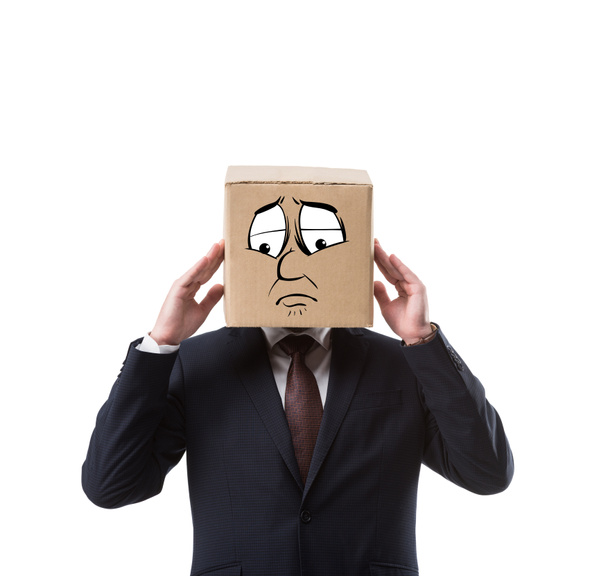 zakenman met kartonnen doos op hoofd hebben van hoofdpijn geïsoleerd op wit  - Foto, afbeelding
