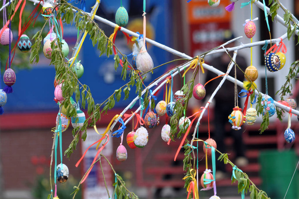 Bir iş parçacığı üzerinde Paskalya yumurtaları - Fotoğraf, Görsel
