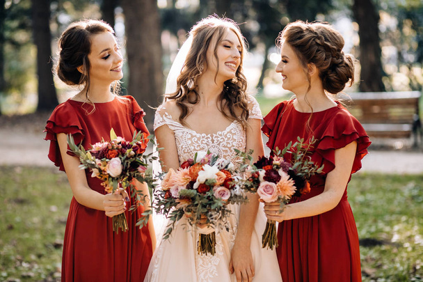 Positive moment of the bride with friends before wedding  - Fotoğraf, Görsel