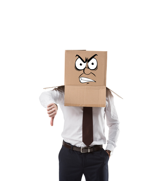 hombre de negocios enojado con caja de cartón en la cabeza mostrando el pulgar hacia abajo aislado en blanco
 - Foto, Imagen
