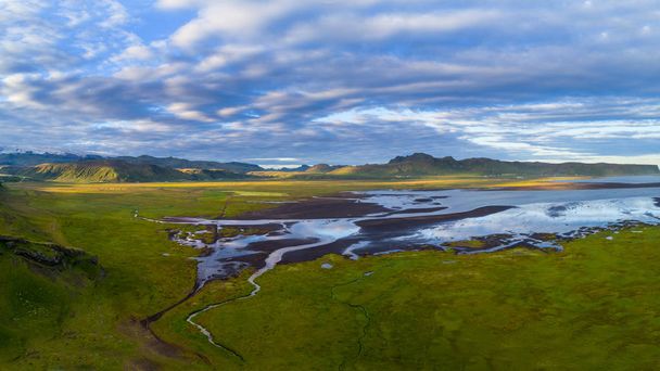 Línea costera cerca de las rocas Vik en Islandia, hora del atardecer
 - Foto, Imagen