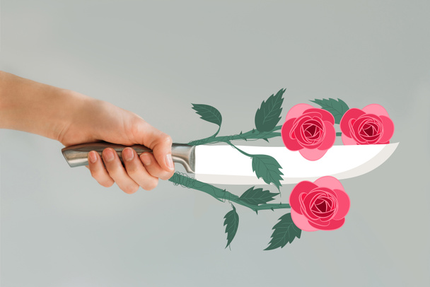 Imagen recortada de mujer sosteniendo cuchillo con rosas aisladas en gris
 - Foto, Imagen