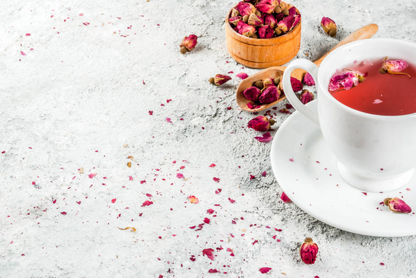 Chá de ervas com botões de rosa
 - Foto, Imagem