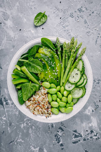 Ensalada de buddha vegetariana verde con verduras frescas y quinua, espinacas, aguacate, espárragos, pepino, judías edamame
  - Foto, Imagen