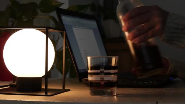 alkoholické muž, práci s jeho laptop a pít whiskey - Záběry, video