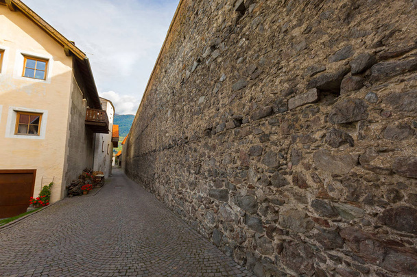 The existing city wall in Glurns, South Tyrol, Italy. Built by Emperor Maximilian - Foto, Bild
