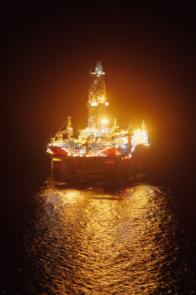 plataforma petrolífera en alta mar por la noche
 - Foto, imagen