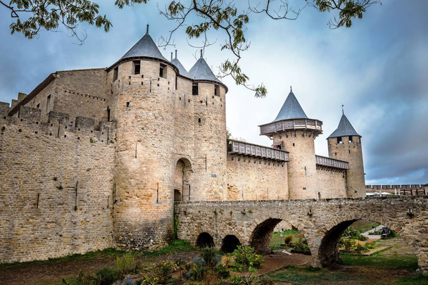 Linna seinät Carcassonne linnoitus Ranskassa väkijoukon pilvet taustalla
 - Valokuva, kuva