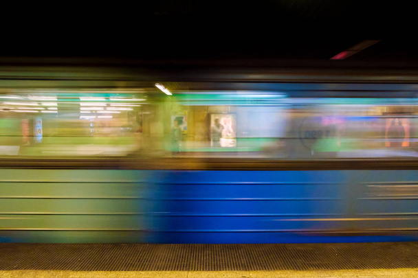 Blurred image of the arrival of the subway train. - Fotografie, Obrázek