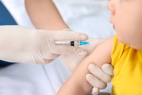 Doctor vaccinating little baby in hospital - Foto, Imagen