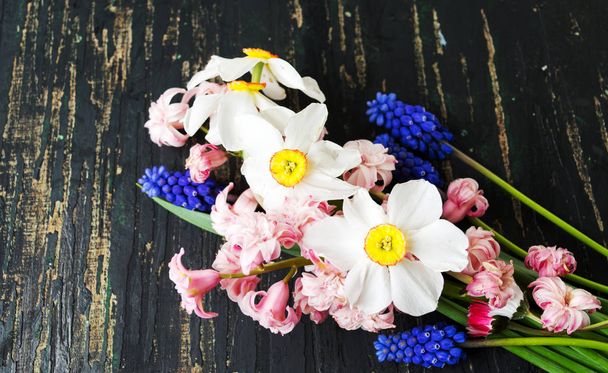 Colorful Wiosna Kwiaty bukiet na stół drewniany - Zdjęcie, obraz