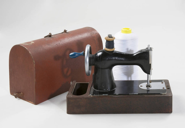 old sewing machine with case - Foto, afbeelding