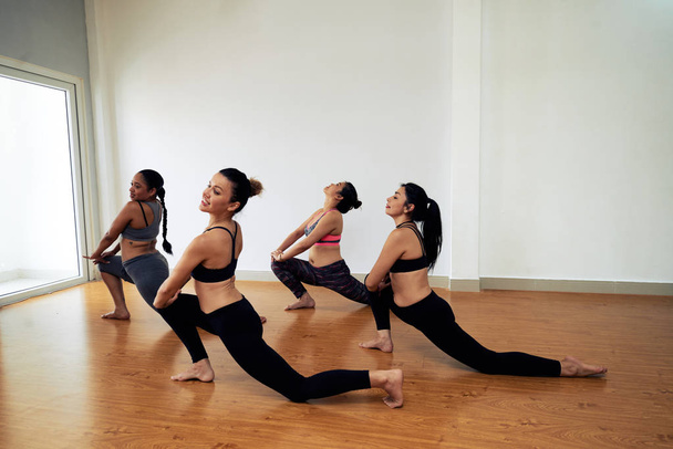 спортивные женщины в спортивной одежде, практикующие выступление в танцевальной студии
 - Фото, изображение