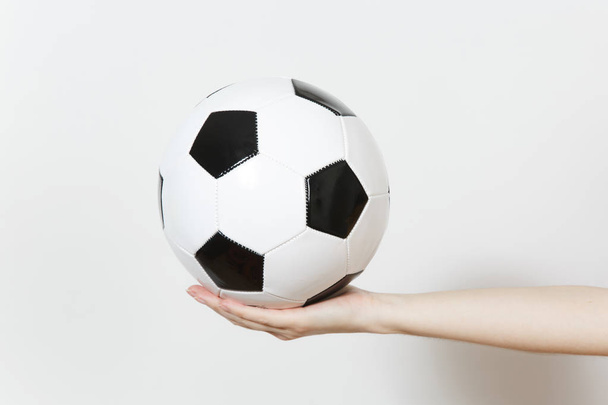 Kobieta ręce, trzymając klasyczny biały czarny piłka na białym tle. Sport, gry piłka nożna, zdrowie, pojęcie zdrowego stylu życia. - Zdjęcie, obraz