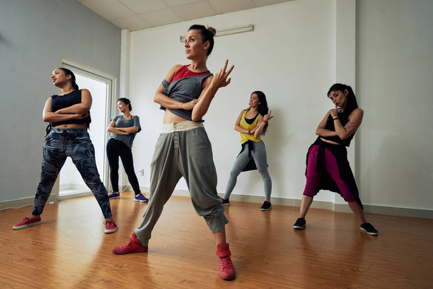 tyylikäs naiset harjoittelevat hip hop tanssi koreografia tanssistudiossa
 - Valokuva, kuva