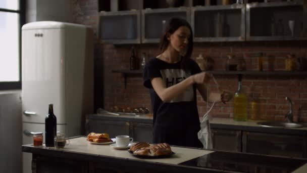 Pretty woman tasting fresh baked pie in kitchen - Filmagem, Vídeo