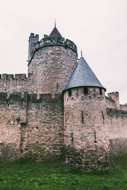 Murallas del castillo de la fortaleza de Carcasona en Francia
 - Foto, imagen