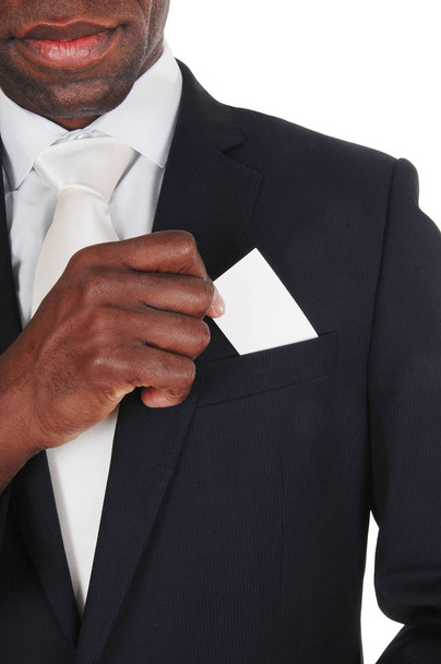 Homme noir mettant une carte de visite dans sa poche
 - Photo, image